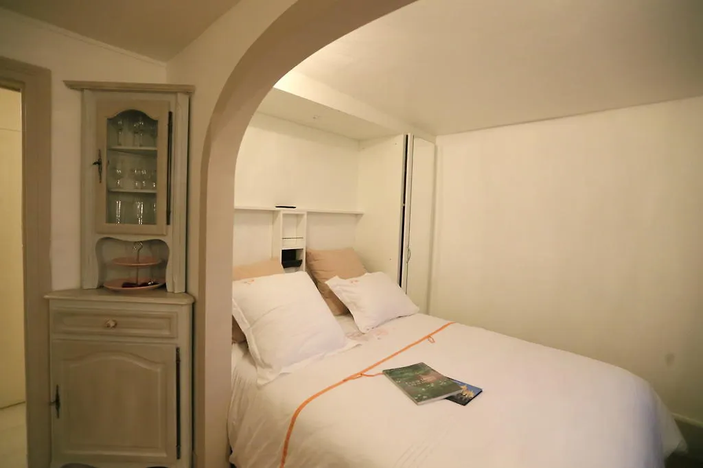 Moulin Rouge Backstage Apartment Paris 0*,  France
