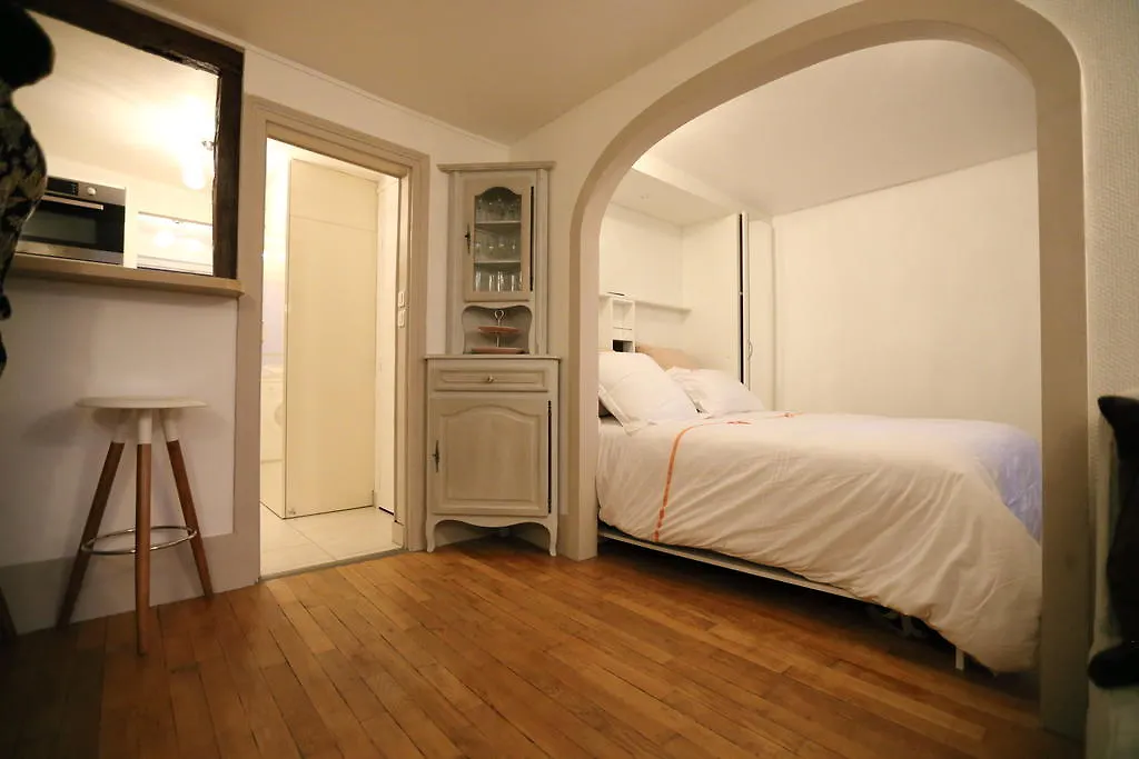 Moulin Rouge Backstage Apartment Paris