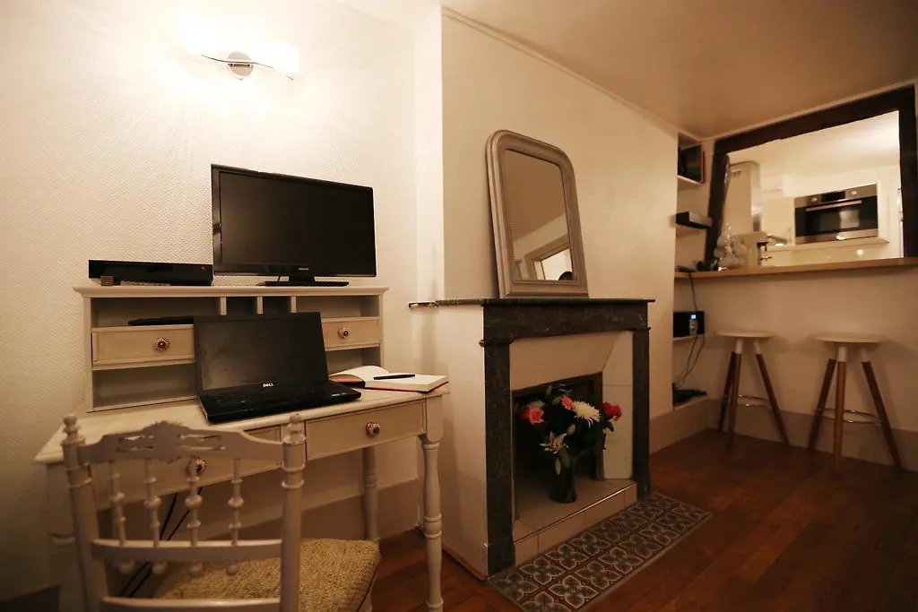 Moulin Rouge Backstage Apartment Paris